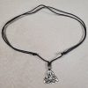 Triskelion Pewter Anhänger mit Band